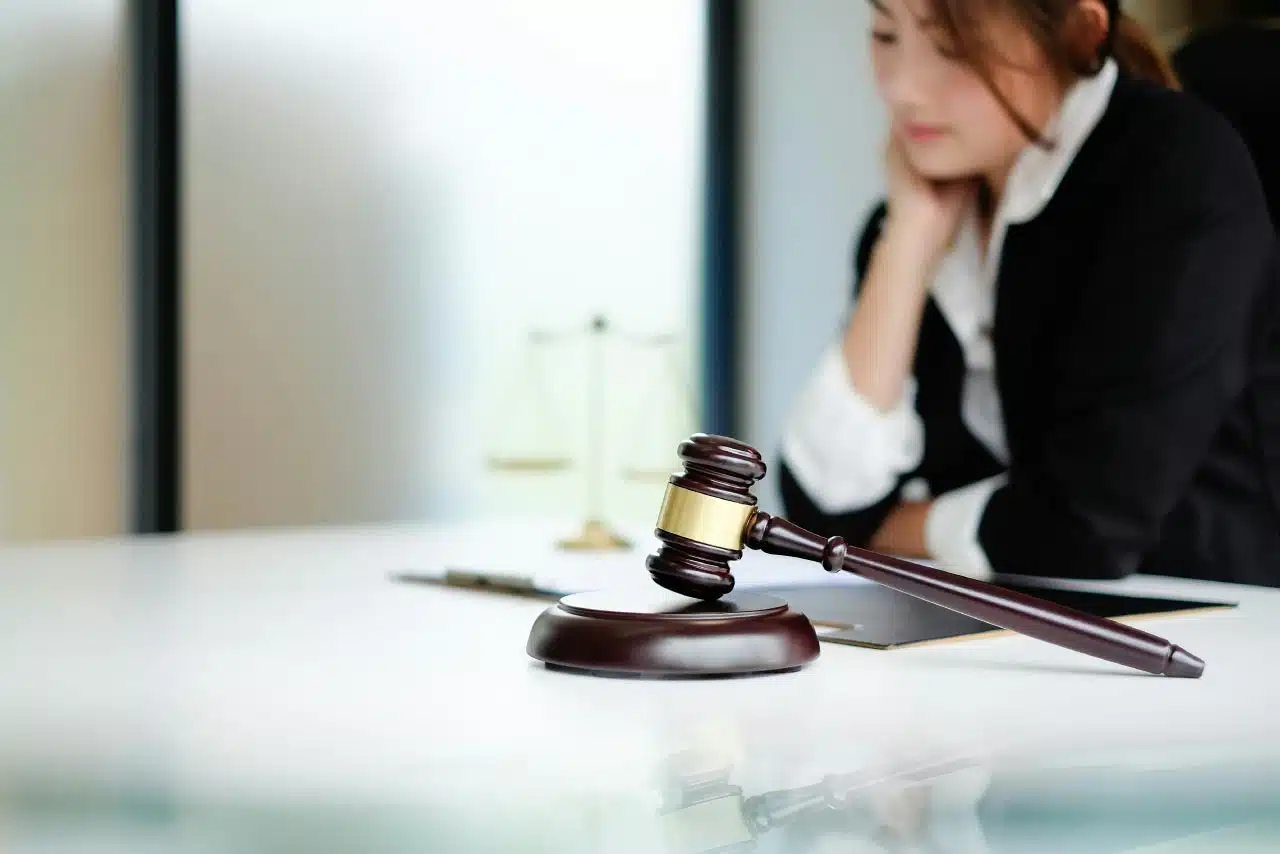 Plano cerrado de profesional en litigio tributario en colombia con martillo de juzgado